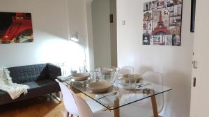 Posedenie v ubytovaní Errathens Wheat Apartment - Athens Center, 3 BD, 1 BATH
