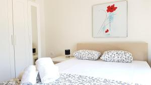 Posteľ alebo postele v izbe v ubytovaní Errathens Wheat Apartment - Athens Center, 3 BD, 1 BATH
