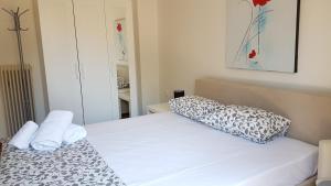 Posteľ alebo postele v izbe v ubytovaní Errathens Wheat Apartment - Athens Center, 3 BD, 1 BATH