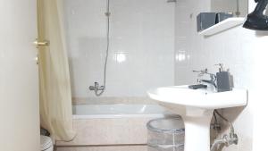 Kúpeľňa v ubytovaní Errathens Wheat Apartment - Athens Center, 3 BD, 1 BATH + 21 fotografií
