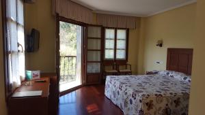 A bed or beds in a room at Hotel Valle Las Luiñas