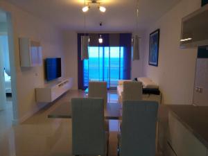 Televízia a/alebo spoločenská miestnosť v ubytovaní Ocean Front Apartment (WiFi)