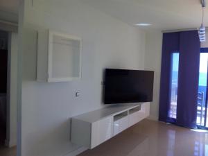 Televízia a/alebo spoločenská miestnosť v ubytovaní Ocean Front Apartment (WiFi)