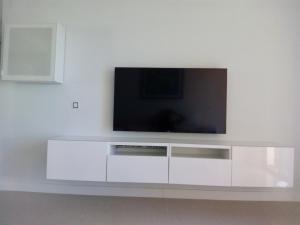 Televízia a/alebo spoločenská miestnosť v ubytovaní Ocean Front Apartment (WiFi)
