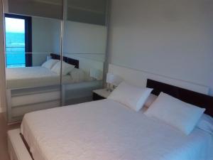 Posteľ alebo postele v izbe v ubytovaní Ocean Front Apartment (WiFi)