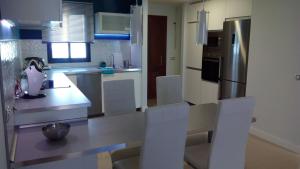 Kuchyňa alebo kuchynka v ubytovaní Ocean Front Apartment (WiFi)