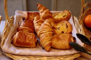 een bord croissants en gebak op een tafel bij L'Annexe Plaisance in Saint-Maximin-la-Sainte-Baume