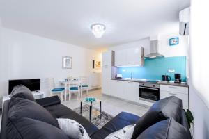 uma sala de estar com um sofá e uma cozinha em Apartment Andrea 1 em Dubrovnik