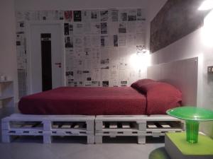 ノーラにあるSant'Alfonso Maria De Liguori Roomsのベッドルーム1室(赤毛布とテーブル付きのベッド1台付)