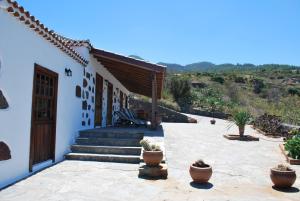 dom z patio ze schodami i doniczkami w obiekcie Casa Rural Los Barranquitos w mieście Garafía