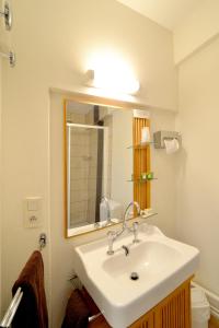 uma casa de banho com um lavatório e um espelho em L'auberge Des 3 Ponts em Cusance