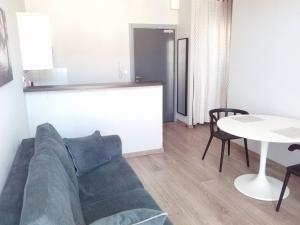 un soggiorno con un divano e un tavolo di Vichy Résidencia a Vichy Altre 20 foto