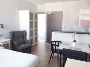 Habitación con cama, mesa y silla en Vichy Résidencia en Vichy