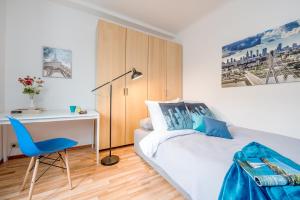 sypialnia z łóżkiem, biurkiem i krzesłem w obiekcie P&O Apartments Waszyngtona w Warszawie