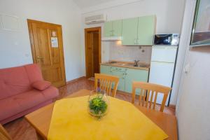 un soggiorno con tavolo e divano di Apartments Villa Maria a Drvenik