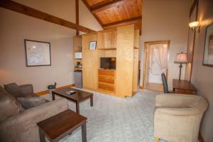 ein Wohnzimmer mit einem Sofa und einem Tisch in der Unterkunft Timberland Inn in Kenora