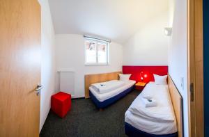 En eller flere senger på et rom på Hotel Resort Schloss Auerstedt
