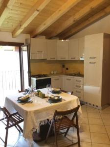 Ceto的住宿－Casa Santella，厨房配有桌椅和冰箱。