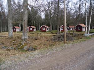 a row of houses on the side of a road at Orrefors Stugby o Vandrarhem in Orrefors