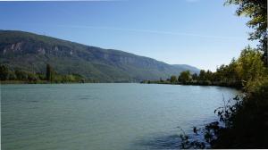 - une vue sur une rivière avec des montagnes en arrière-plan dans l'établissement La Source, à Porcieu-Amblagnieu