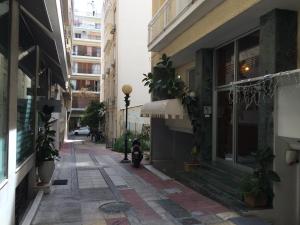 une allée vide avec des plantes sur le côté d'un bâtiment dans l'établissement Flat31, à Athènes