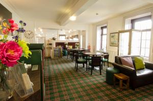 sala de estar con mesa y sillas en Station Hotel Portsoy, en Portsoy