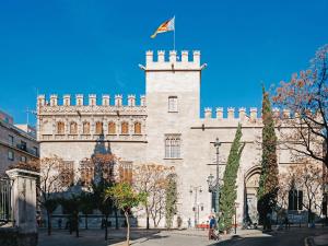 un grand bâtiment avec un drapeau en haut dans l'établissement UNIK. Apartments Valencia, à Valence