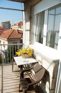 uma varanda com uma mesa e uma janela em Apartment Sibenik with free parking em Sibenik