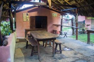 uma mesa de madeira e bancos em frente a uma casa em Pousada Mirage Atins em Atins mais 37 fotografias