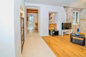 Televízia a/alebo spoločenská miestnosť v ubytovaní Apartment Danalu