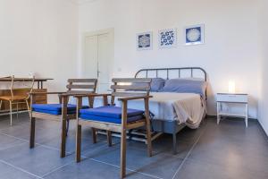 ガリポリにあるAppartamento La Biancataのベッドルーム1室(ベッド1台、椅子2脚、テーブル付)
