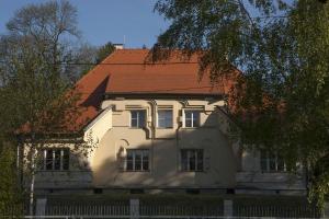 ein weißes Haus mit rotem Dach in der Unterkunft Vila Háj in Úsov