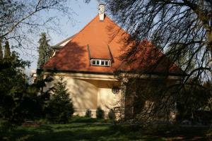 ein Haus mit einem roten Dach und einem Fenster in der Unterkunft Vila Háj in Úsov