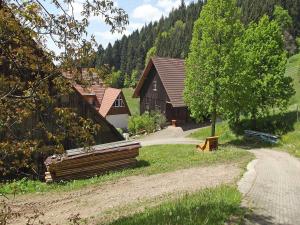 un grupo de cabañas de madera en un pueblo de montaña en Grundhof, en Stegen