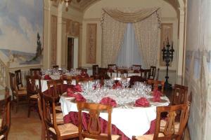 Reštaurácia alebo iné gastronomické zariadenie v ubytovaní Hotel Palazzo Brunamonti