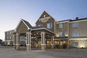 una vista de un hotel con un edificio en Country Inn & Suites by Radisson, Topeka West, KS, en Topeka