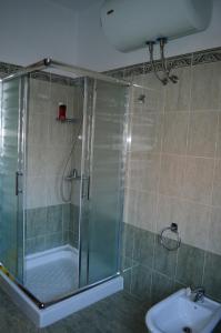 Bilik mandi di Arka Hostel