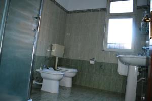 Bilik mandi di Arka Hostel