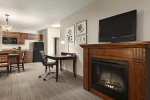 Country Inn & Suites by Radisson, Kansas City at Village West, KS TV 또는 엔터테인먼트 센터