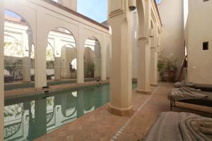 una piscina en un edificio con una casa en La Villa Nomade, en Marrakech