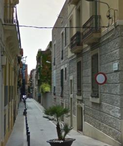 バルセロナにあるArgentona SDBの建物と看板が並ぶ街道