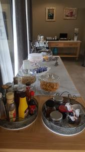 une table avec des récipients contenant des denrées alimentaires au-dessus de celle-ci dans l'établissement Marjaniek Wedding Venue & Guest House, à Rietfontein