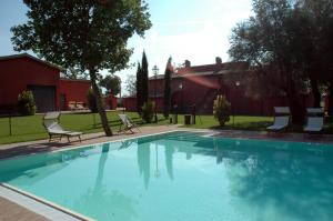 Bazén v ubytovaní Residenza Torre Acquatino alebo v jeho blízkosti