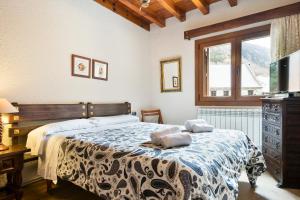 - une chambre avec un lit et 2 serviettes dans l'établissement Arties Luxury Apartments con jardin, à Arties