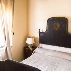 a bedroom with a bed and a lamp and a window at De Vita Beata Agriturismo in Veroli