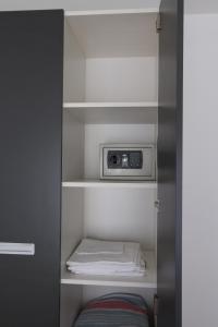 un armario pequeño con microondas en Residencial Super Stop Palafrugell, en Palafrugell