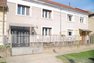 un bâtiment avec une porte devant lui dans l'établissement Apartment House Timisoara, à Timişoara