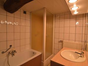 Vannituba majutusasutuses Apartment in Belgium with Sauna & Garden