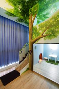 台南的住宿－傑克堡旅舘，墙上有树壁画的儿童房