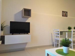 TV a/nebo společenská místnost v ubytování Apartmani Orhideja